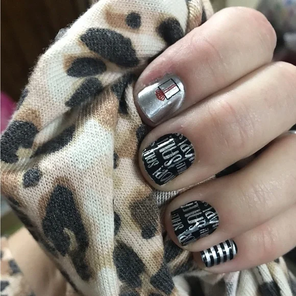 *Retired, HTF* Color Street: Shop Dead Gorgeous | Black Red Silver Stripes Gift - Picture 1 of 8